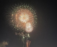 　　　　　　　　　　4年ぶりに多摩川の夜空に花火