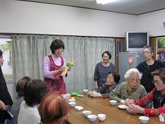 次回作を確認する民生委員の中井さん