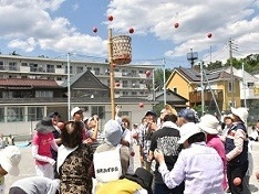 紅白玉入れの頭上には夏雲