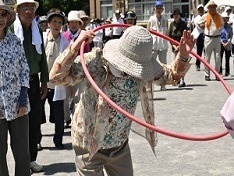 競技開始は 「輪くぐり」から