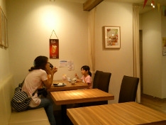 片づいたテーブルでゆったりと