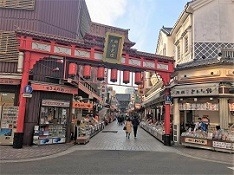 参道の仲見世:飴切りの音が響く