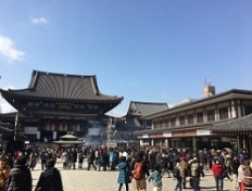 護摩受付所:本堂で祈祷後お札をもらう