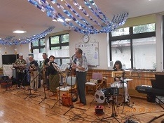 若々しく、ライブを楽しんでいるメンバー