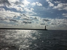 東扇島防波堤と赤い西灯台