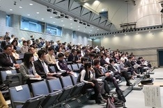 会場は国際色に