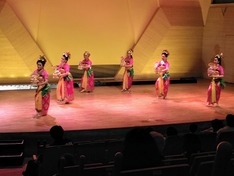 　　　館内ホール(リリス)でタイの踊り