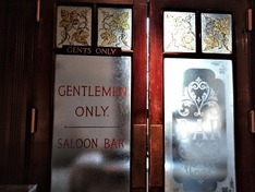 SALOON BARのドアに書かれた文字に注目