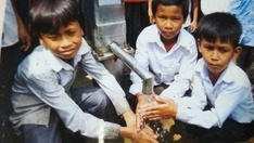 贈られた井戸の水を早速手にし、喜ぶ子どもたち