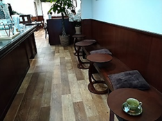 シンプルでシックな店内