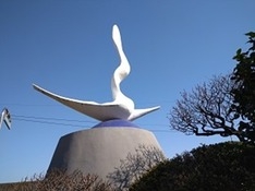 　二子神社境内、岡本太郎の作品「誇り」