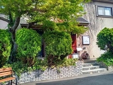 正面看板の右手がcafé TOMO入り口