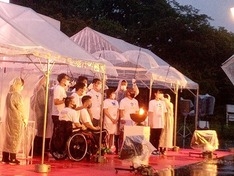 等々力陸上競技場前広場にて7区代表者による採火式