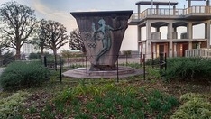 オリンピック記念碑と野毛山公園見晴台