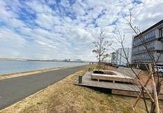 ベンチでノンビリ空を眺めていると・・