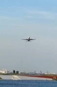 頭上を飛行機が通り過ぎていく