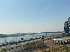 東京モノレールからスカイブリッジを見る