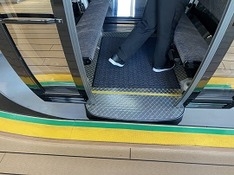 ホームと車両に段差がなく乗りやすい