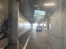 前方の車を認知しながら運転する