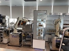 キッチンで調理するロボットたち