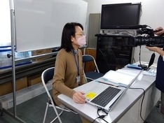 みやまえエコー代表の西尾有紀さん。右手カメラはイッツコム撮影中