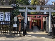 沢山の鳥居が並ぶ花園稲荷神社