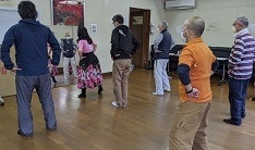 最初はギクシャクした動きから始まり