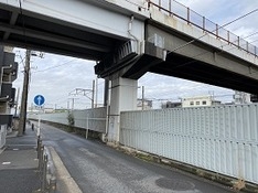⑵ 右手は貨物電車の線路 ずっとフェンスが続く