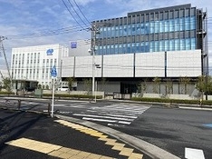 ⑷ 殿町通りをまっすぐ JSRのビルが見えたら左へ