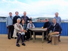 三崎港うらり館屋上で集合写真