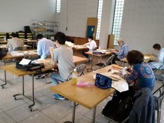 熱心に制作中の受講生