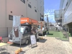 ☆小田急線高架下のキッチンカー
