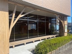 縁側舞台(写真提供・出張所)。昨年はオカリナ演奏がされた