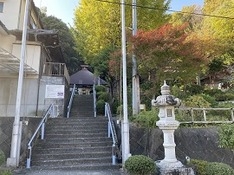 ⑷薬師堂の入り口階段