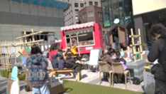 屋外にキッチンカーや移動図書室など