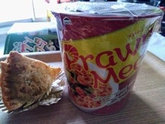 左・ベトナム屋台で。右・スタンプラリー景品