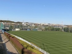 (2)芝生の模様が美しいサッカーコート