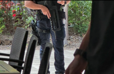 ホテル内を警備する憲兵隊