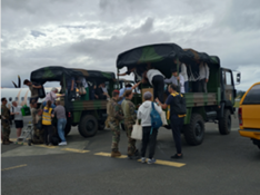 軍用のトラックで移動、まるで戦時