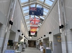 ⑶世界の国旗 広い天窓に明るい館内
