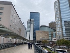 ⑴川崎駅からのデッキ通路