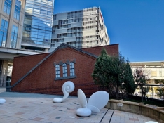 ⑵ミューザ前 旧赤煉瓦変電所・倉庫のモニュメント