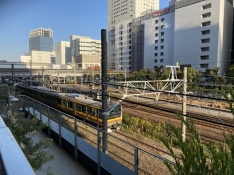 ⑶京浜東北線と東海道線が同時に行きかう