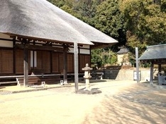 茅葺が美しい本堂