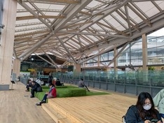 鉄骨美と広いベンチの構内