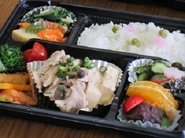 桜色に染めた大根を花びらに見立てて