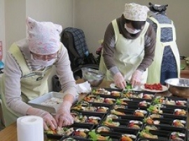 彩りが食欲をそそる、デザートもすべて手作り