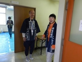 門松づくり指導者スタッフ。(右)額谷さん