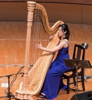 優雅なグランドハープの堀米綾さん(ミューザ川崎提供)