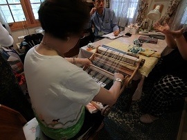 浴衣生地を糸にして織っています。